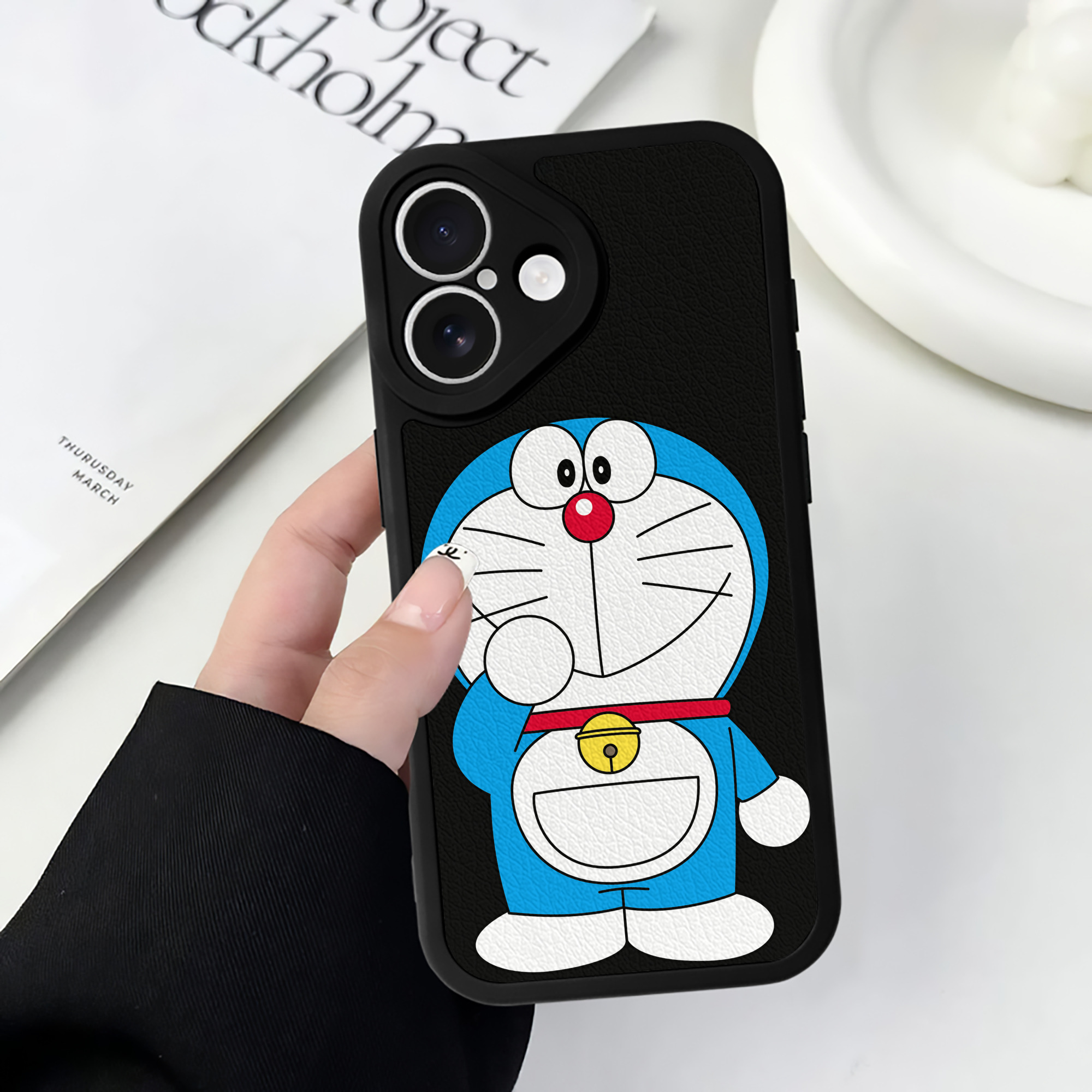 （画像用） ドラえもん Doraemon 【iPhone 16シリーズ対応】シリコンスマホケース（レザー調） 材質：シリコン
